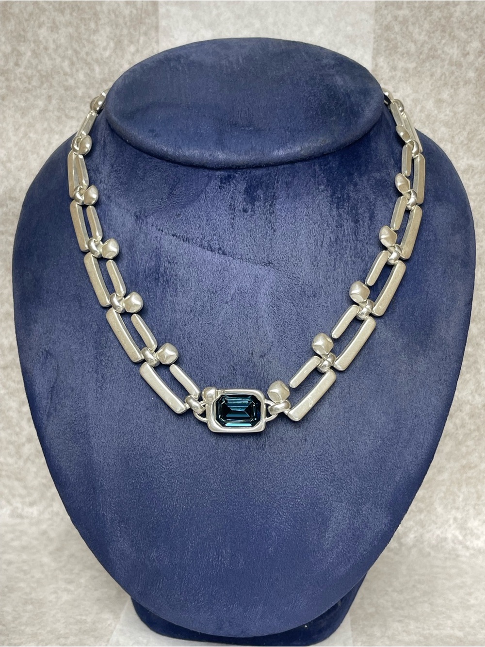 Uno de 50 Short nail shaped link chain necklace with blue crystal